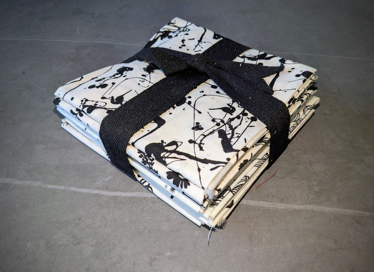Achroma - Scribble Black [Fat Quarter Bundle]